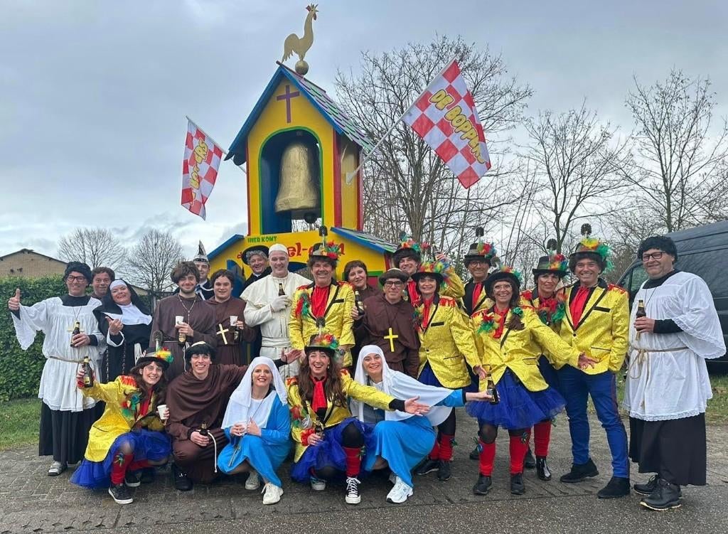 loopgroep carnaval compleet met wagen, titelbord en kleding, Kleding | Dames, Carnavalskleding en Feestkleding, Gedragen, Carnaval