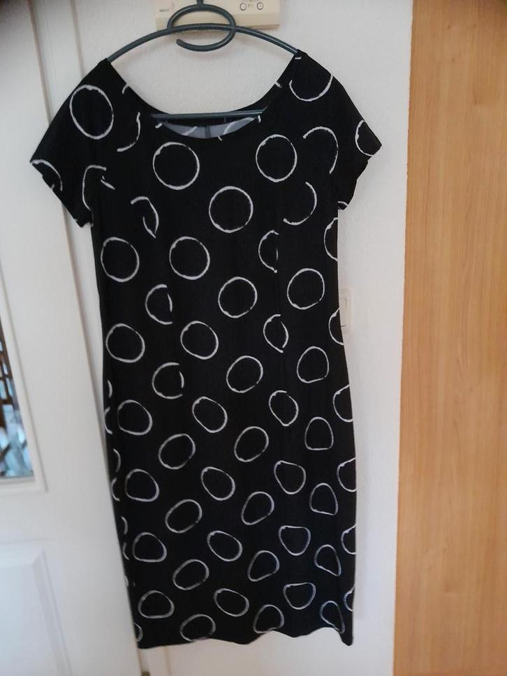 Zwart wit jurk van Moq maat 40 travelstof, Kleding | Dames, Jurken, Zo goed als nieuw, Maat 38/40 (M), Zwart, Knielengte, Verzenden