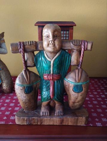 Houten beeldje: Aziatische Vissersjongen beschikbaar voor biedingen