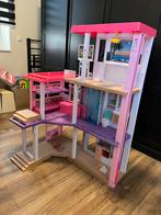 In nieuwstaat verkerend Barbiehuis met accessoires, Kinderen en Baby's, Speelgoed | Poppenhuizen, Ophalen, Zo goed als nieuw, Poppenhuis