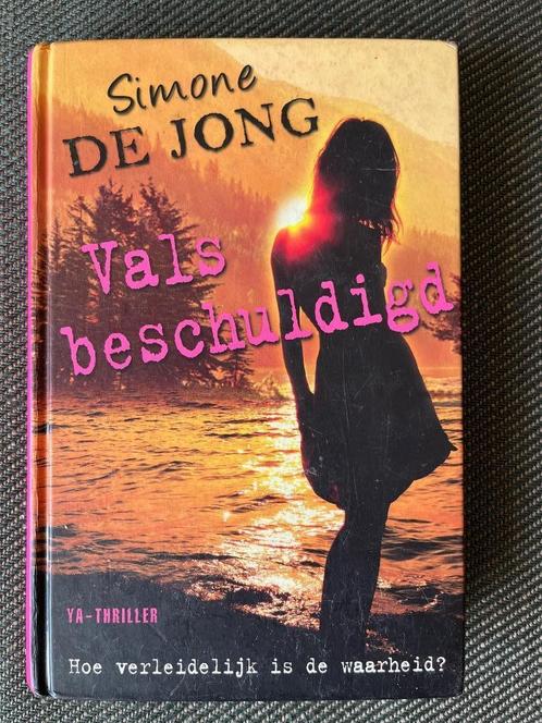Simone de Jong - Vals beschuldigd. (Hardcover), Boeken, Kinderboeken | Jeugd | 13 jaar en ouder, Zo goed als nieuw, Ophalen of Verzenden