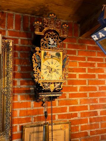 Antieke gesigneerde stoelklok (niet werkend) beschikbaar voor biedingen