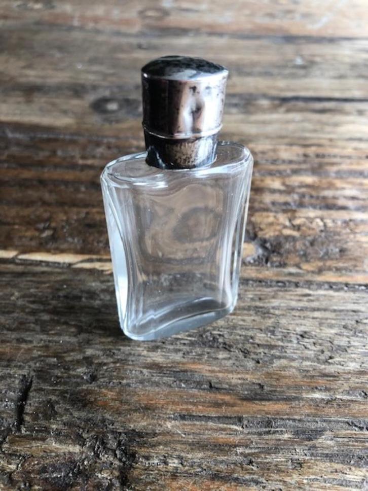 Antieke parfumfles met originele stop en zilveren dop, Antiek en Kunst, Antiek | Goud en Zilver, Zilver, Ophalen