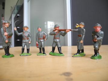6 antieke miniatuur soldaten van tin? of ander metaalsoort beschikbaar voor biedingen