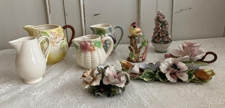 Brocante melkkannetjes - Barbotine & bloemornamenten, Antiek en Kunst, Curiosa en Brocante, Ophalen of Verzenden