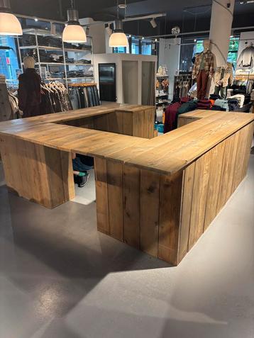 Houten bar / winkelbalie / kassa beschikbaar voor biedingen