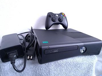 Xbox 360 slim matte black + controller beschikbaar voor biedingen
