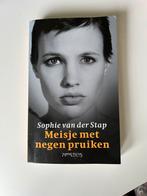 Sophie van der Stap - Meisje met negen pruiken (gratis), Boeken, Biografieën, Ophalen of Verzenden, Zo goed als nieuw, Sophie van der stap