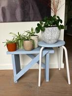 vintage krukje met blauw geverfde zitting plantentafeltje, Ophalen of Verzenden, Gebruikt, Hout