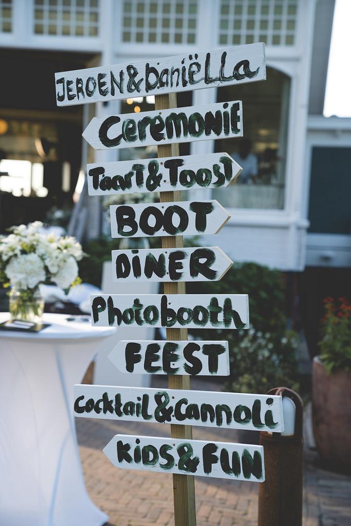 Bruiloft houten wegwijzer borden 3x, Hobby en Vrije tijd, Feestartikelen, Versiering, Geboorte of Huwelijk, Ophalen