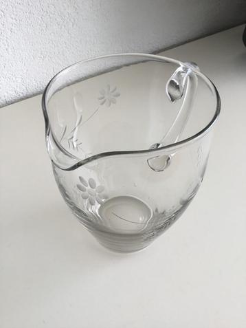 vintage glazen kan, karaf met geëtste bloemen 16,5 cm  beschikbaar voor biedingen