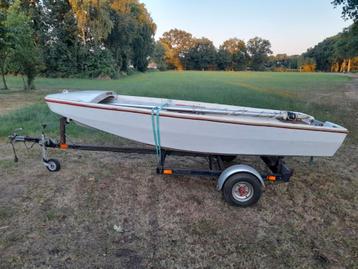 Roeiboot, motorboot, zeilboot beschikbaar voor biedingen