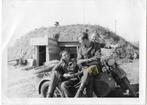 BMW met zijspan voor een bunker in Rusland ! Let op!, Verzamelen, Militaria | Tweede Wereldoorlog, Verzenden, Nederland, Foto of Poster