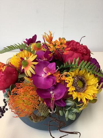 Stenen schaal gevuld met knalkleur top kwaliteit bloemen  beschikbaar voor biedingen