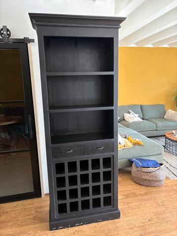 Zwarte Kast met onderin vakverdeling voor wijnflessen