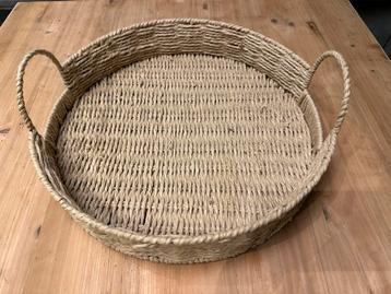 Rieten mand/dienblad  met handvaten beschikbaar voor biedingen