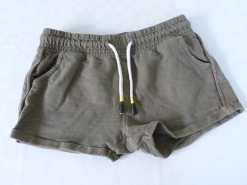 legergroene short korte broek , Hema , mt 134, Kinderen en Baby's, Kinderkleding | Maat 134, Zo goed als nieuw, Meisje, Broek