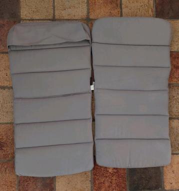 2x licht grijze tuin stoel kussens, nieuw beschikbaar voor biedingen