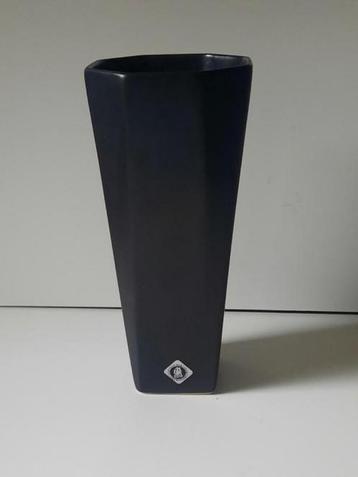 Zwarte vaas van Stapsteen Keramiek Amersfoort RWA beschikbaar voor biedingen