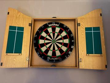 Dartbord + kast beschikbaar voor biedingen