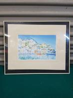 Prent van dorpje en boten door R. Tourte Hydra, ingelijst, Ophalen of Verzenden, 'T Olde Gre-j, Info@toldegrej.nl, Endepoelstraat 20f Didam