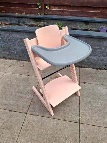 Stokke Tripp Trapp kinderstoel, met tafelblad en babyset beschikbaar voor biedingen
