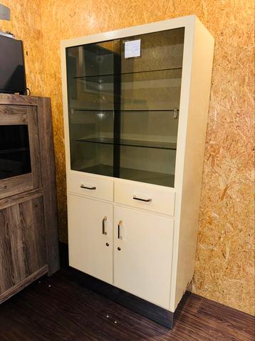 Vintage Apothekerskast uit dokterspraktijk beschikbaar voor biedingen