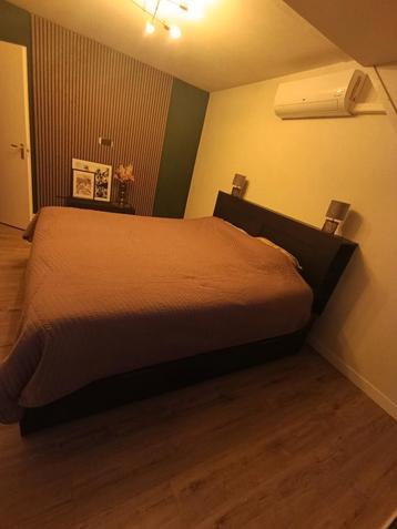 Bed met lattenbodem, achterwand en 4 opberglades. 