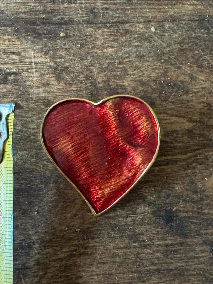 Vintage Yves Saint Laurent broche gold plated red emaile, Sieraden, Tassen en Uiterlijk, Broches, Zo goed als nieuw, Overige materialen