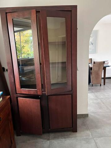 Mooie houten vitrinekast met glazen deuren beschikbaar voor biedingen