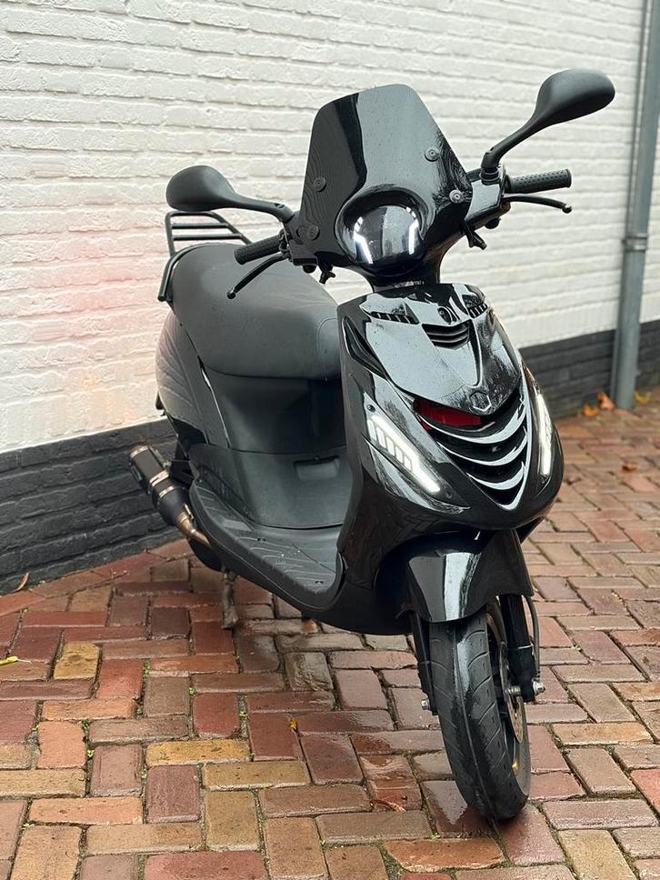 Piaggio Zip 80cc 2023, Fietsen en Brommers, Scooters | Piaggio, Zo goed als nieuw, Zip, Maximaal 45 km/u, Benzine, Ophalen