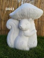 EEKHOORN ONDER EEN PADDESTOEL, Tuin en Terras, Tuinbeelden, Ophalen, Nieuw, Beton, Dierenbeeld