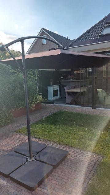 Zwarte zweefparasol met voet, tegels en hoes beschikbaar voor biedingen