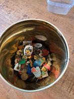 Blik met speltjes, Verzamelen, Speldjes, Pins en Buttons, Ophalen of Verzenden, Zo goed als nieuw