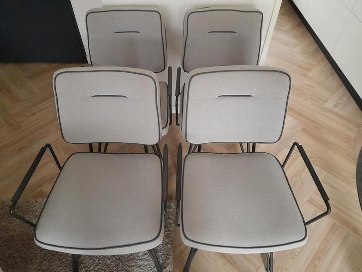 4x mooie eetstoel Bruce.Licht grijs met zwarte bies., Huis en Inrichting, Stoelen, Zo goed als nieuw, Vier, Metaal, Stof, Grijs