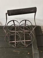 Brocante Frans ijzeren flessenrek met houten handvat., Ophalen