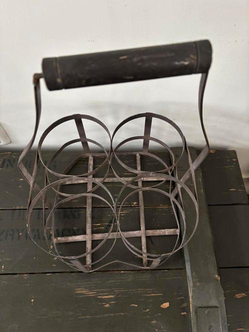 Brocante Frans ijzeren flessenrek met houten handvat., Antiek en Kunst, Curiosa en Brocante, Ophalen of Verzenden
