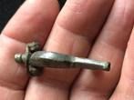 Bodemvondst Romeinse FIBULA apart model VERTINT origineel, Verzenden, Brons