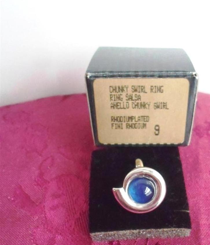 AVON ring. Rhodium plated. Zilverkleurig met blauwe steen., Sieraden, Tassen en Uiterlijk, Ringen, Nieuw, Dame of Heer, 18 tot 19