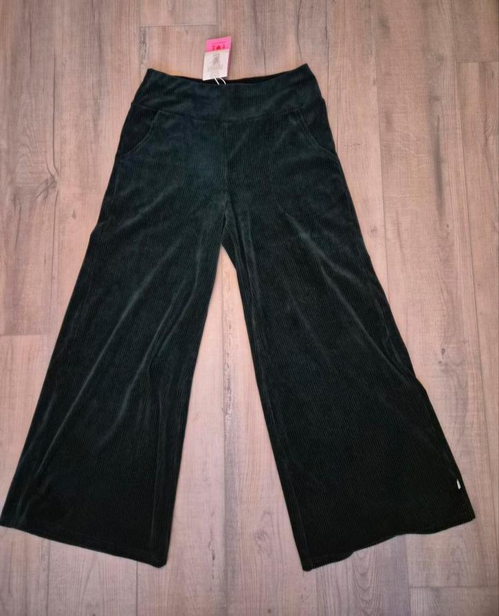 Heerlijke zachte groene ribbroek van Blutsgeschwister. L, Kleding | Dames, Broeken en Pantalons, Nieuw, Groen, Lang, Ophalen of Verzenden