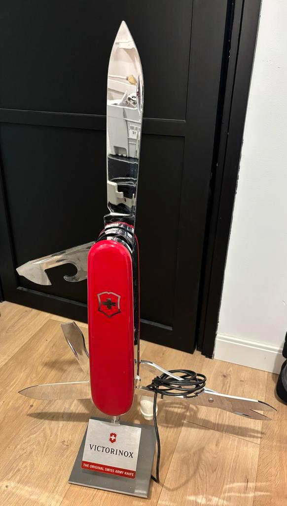 Victorinox Winkel Display Zakmes, Verzamelen, Merken en Reclamevoorwerpen, Gebruikt, Reclamebord, Ophalen