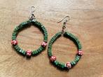 Nieuwe zelfgemaakte oorbellen met houten kralen groen/rood, Sieraden, Tassen en Uiterlijk, Oorbellen, Nieuw, Groen, Overige materialen