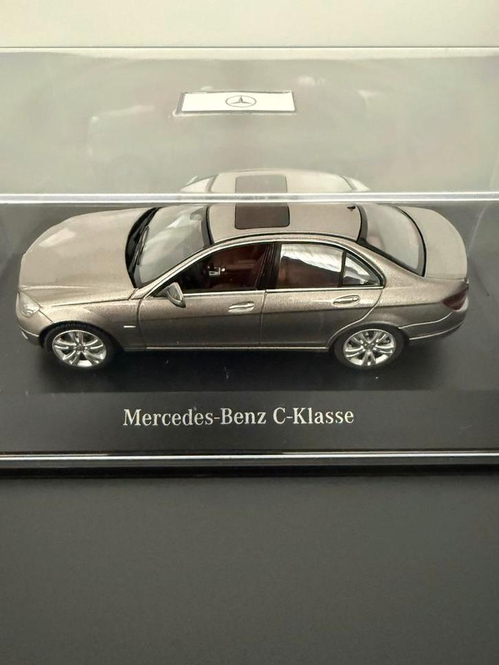 Mercedes-Benz C-Klasse 1:43 OEM Mercedes-Benz Museum, Hobby en Vrije tijd, Modelauto's | 1:43, Nieuw, Auto, Schuco, Ophalen of Verzenden