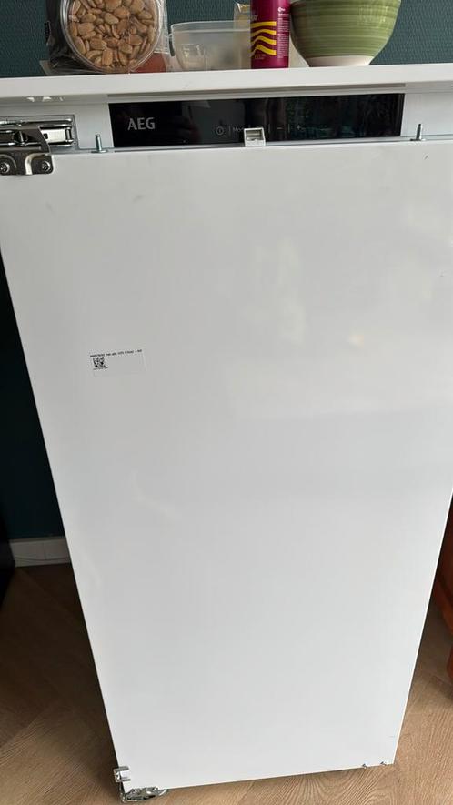 Aeg ABE812E6NF inbouw vriezer, Witgoed en Apparatuur, Vriezers en Diepvrieskisten, Zo goed als nieuw, Inbouw, 120 tot 140 cm, Minder dan 60 cm