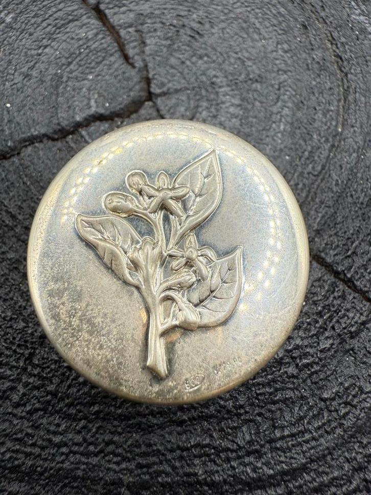 Zilveren pillendoosje met bloem en blad reliëf, Antiek en Kunst, Antiek | Goud en Zilver, Zilver, Ophalen of Verzenden