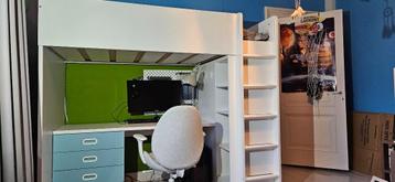 Hoogslaper met bureau Ikea Smastad beschikbaar voor biedingen