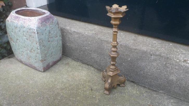 KERKKANDELAAR brons 30 cm. hoog TAFELKANDELAAR KANDELAAR, Antiek en Kunst, Antiek | Kandelaars, Koper of Brons, Ophalen of Verzenden