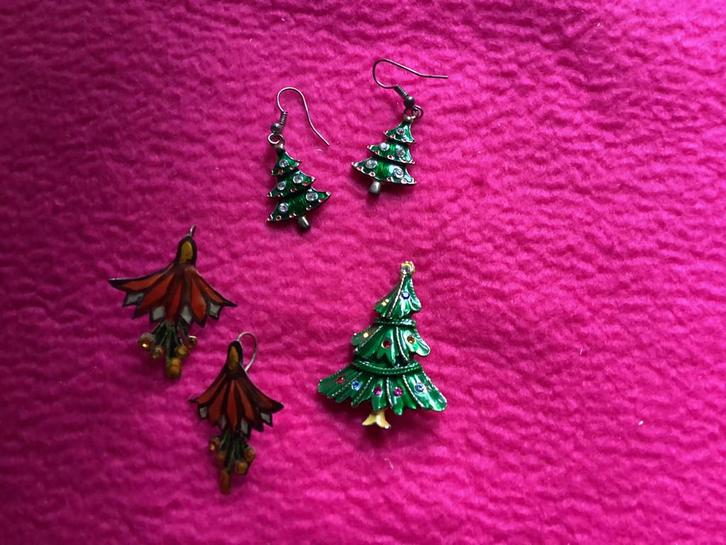 Kerstboom 2x oorbellen en kerstboom broche, Sieraden, Tassen en Uiterlijk, Oorbellen, Gebruikt, Hangers, Overige materialen, Groen