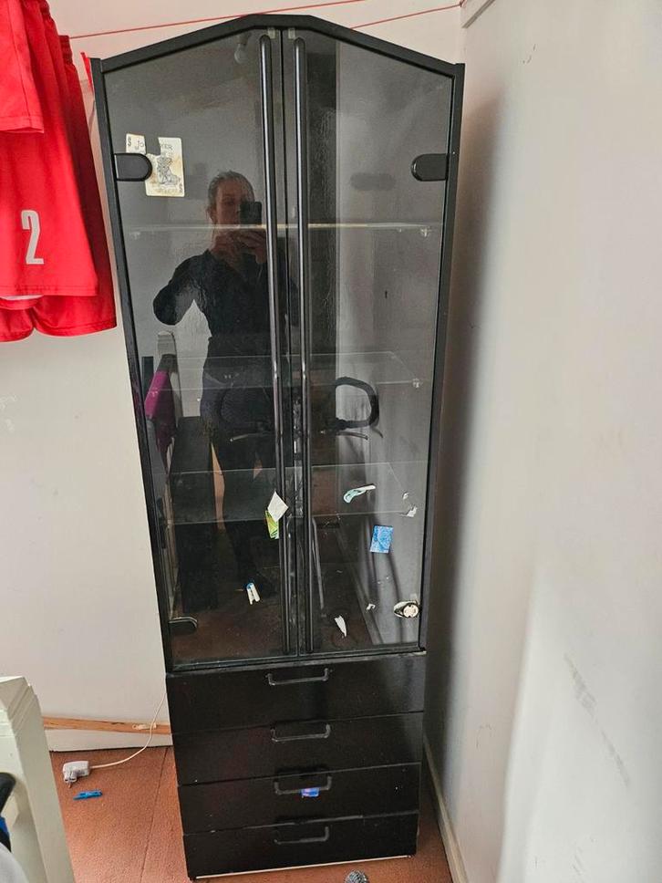GRATIS Zwarte Vitrinekast met Verlichting, Huis en Inrichting, Kasten | Vitrinekasten, Gebruikt, 150 tot 200 cm, 50 tot 100 cm