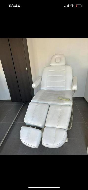 Behandelstoel electrisch beschikbaar voor biedingen